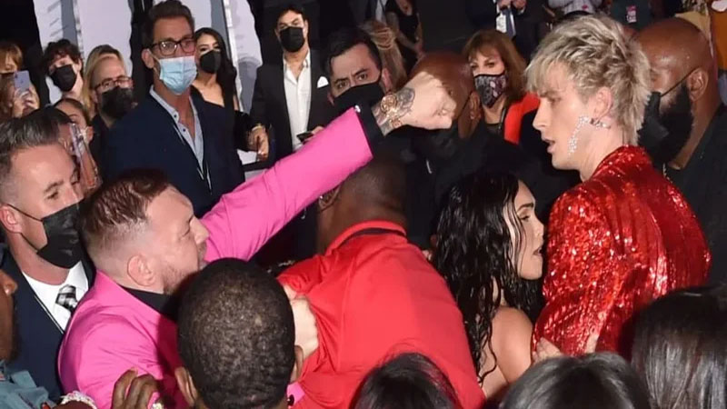 Makqreqor tədbirdə reper Machine Gun Kelliyə hücum etdi