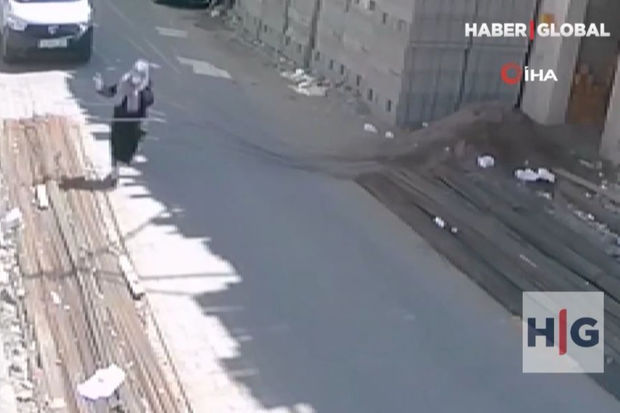 İnşası davam edən binanın qarşısından keçən qadının üstünə armatur düşdü – ANBAAN VİDEO