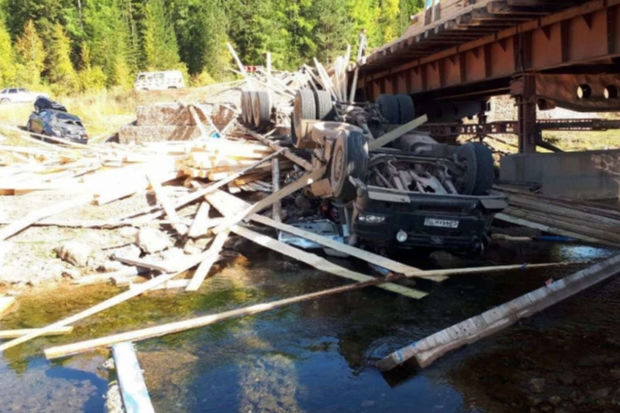 Rusiyada yük maşını körpüdən çaya düşüb: Ölən var - VİDEO