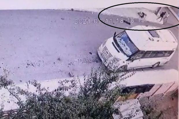 Pitbul küçədə səkkiz yaşlı uşağa hücum etdi - VİDEO