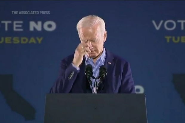 Bayden Trampı xatırlayan kimi xaç çəkdi - VİDEO