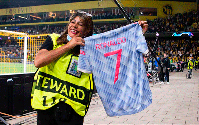 Ronaldodan xəsarət yetirdiyi xanıma hədiyyə - Foto