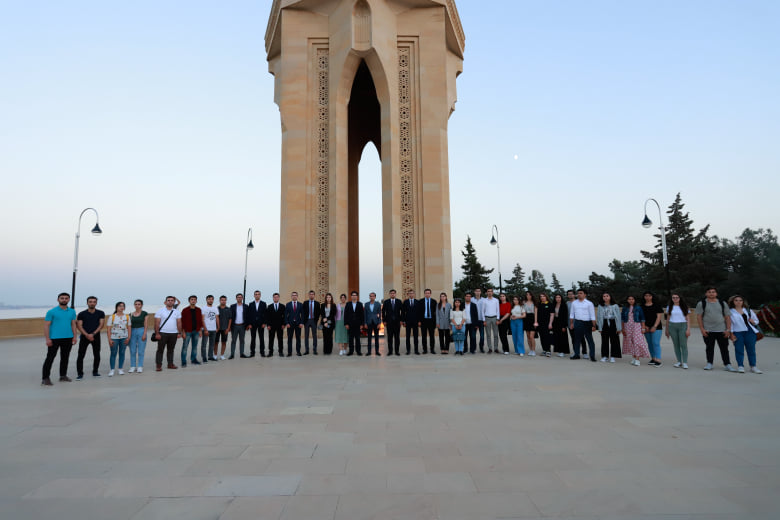 Gənclər Bakıdakı Türk Şəhidliyi abidəsini ziyarət ediblər
