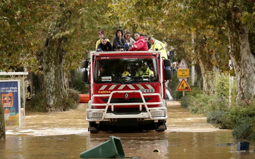Fransada əlverişsiz hava şəraiti bir neçə nəfərin ölümünə səbəb olub