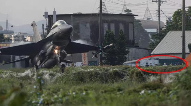 Tayvan döyüş təyyarələrini magistral yola endirdi - Foto