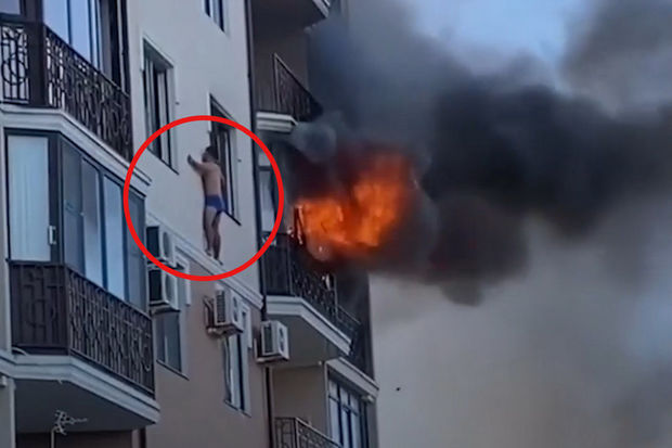 Mənzili alovlara bürünən şəxs yanğınsöndürənləri karnizdə gözlədi – VİDEO