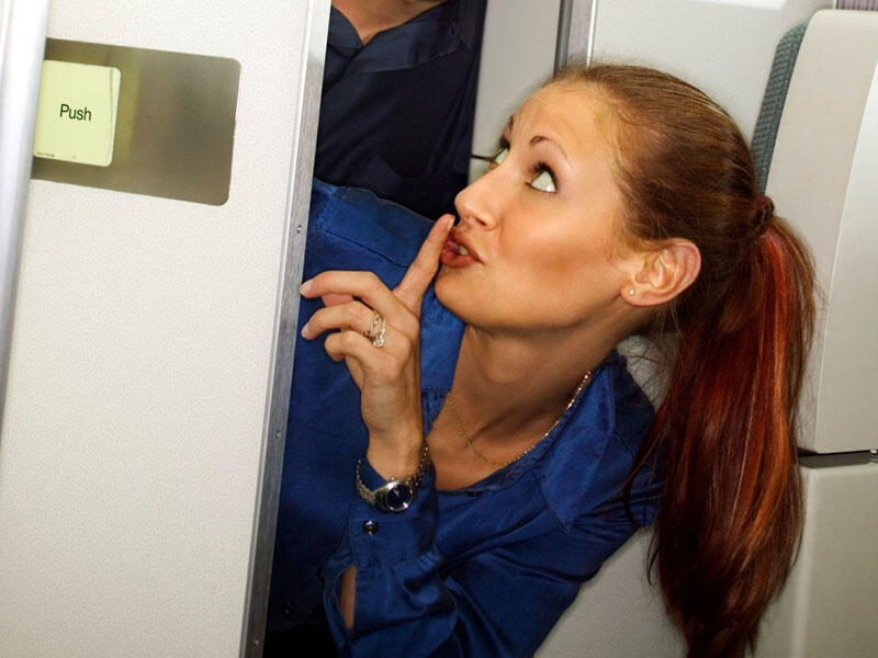 Təyyarədə cinsi əlaqədə olan cütlüyü kameraya çəkdilər