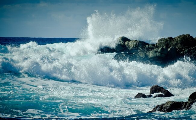 Xəzərdə dalğanın hündürlüyü 3,2 metrə çatıb - Faktiki hava