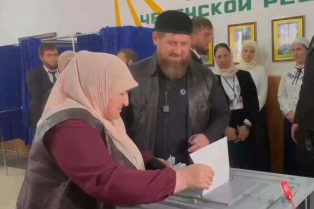 Ramzan Kadırov seçkilərə anası ilə gəldi - VİDEO