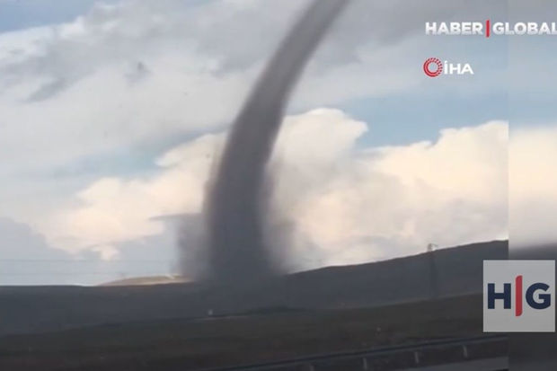 Yağışdan əvvəl meydana gələn nəhəng burulğan sakinləri təşvişə saldı - VİDEO