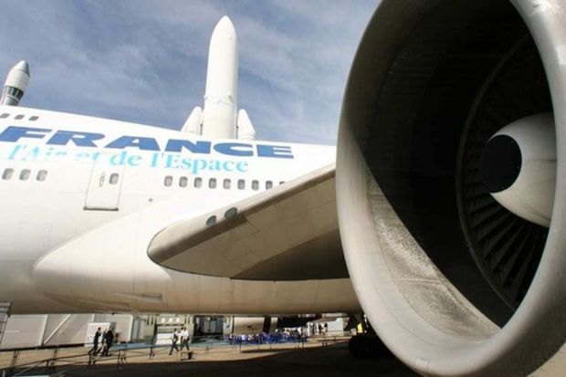 Pekindən Parisə uçan təyyarədə yanğın olub - FOTO