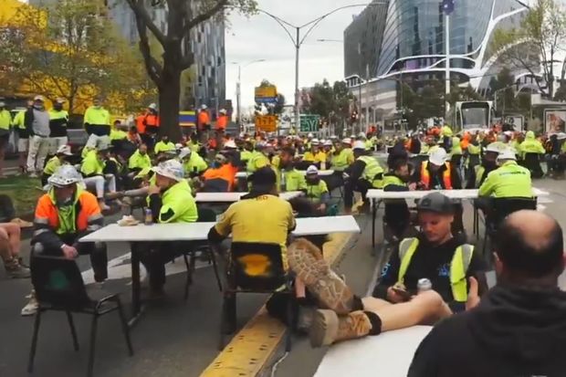 В Мельбурне прошла акция против коронавирусных ограничений - ВИДЕО