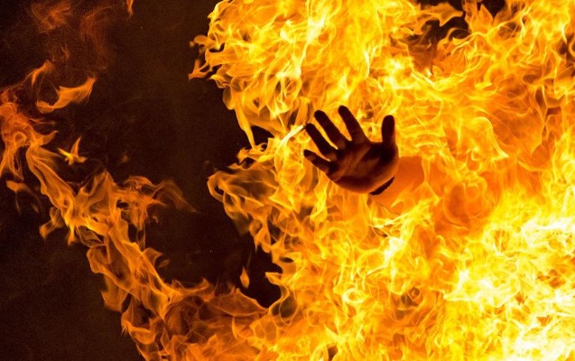 Bakıda kürəkən qayınata və qayınanasını yandırdı