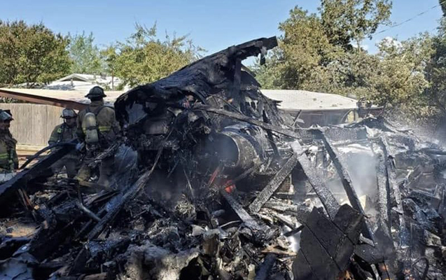 ABŞ-da hərbi təyyarə evlərin üstünə düşdü - Fotolar