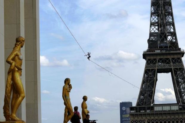 Fransız Eyfel qülləsindən teatr binasınadək məsafəni kəndir üzərində qət etdi - VİDEO