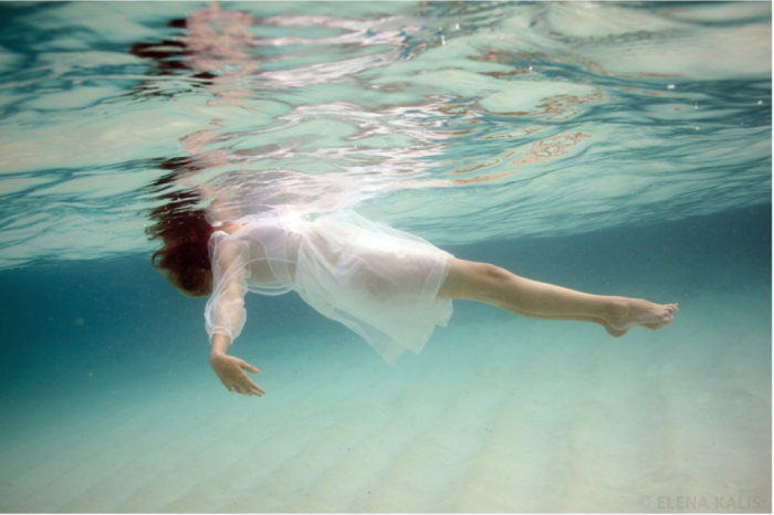 На бакинском бульваре 25-летняя девушка предприняла попытку суицида