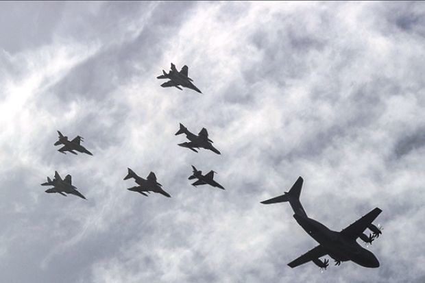 Azərbaycan və Türkiyə təyyarələrindən birgə salamlama uçuşu – VİDEO