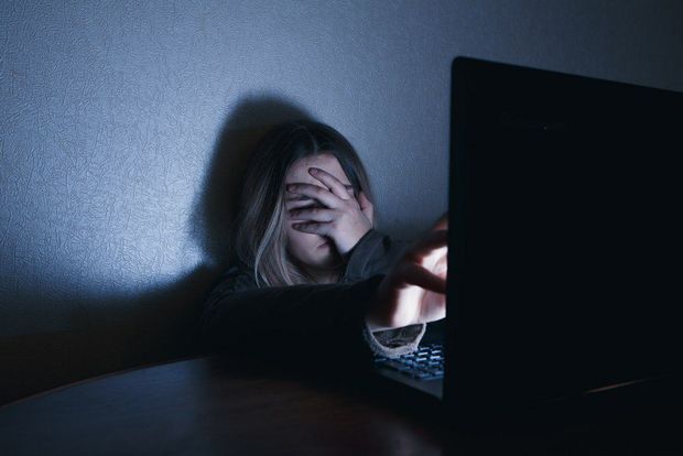 Azərbaycanda 19 yaşlı qız görüntülərinin yayılması ilə şantaj edildi