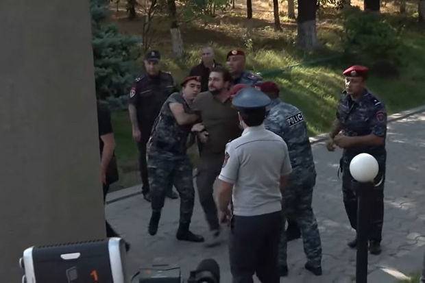 Paşinyana etiraz edən hərbçi valideynləri zorla qovuldu - VİDEO