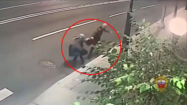 70 yaşlı qadın onu qarət etmək istəyən gənci peşman elədi - VİDEO