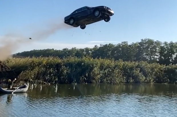 Tryuk həyata keçirmək istədi, ayaqlarını itirdi - VİDEO