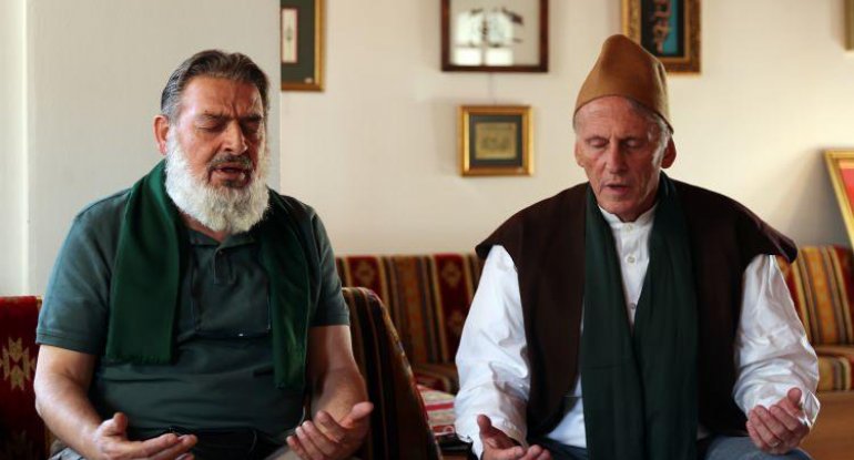 Amerikalı katolik keşiş İslamı qəbul etdi