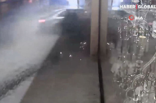 İçərisində dörd nəfərin olduğu minik avtomobili mağazaya çırpıldı - VİDEO