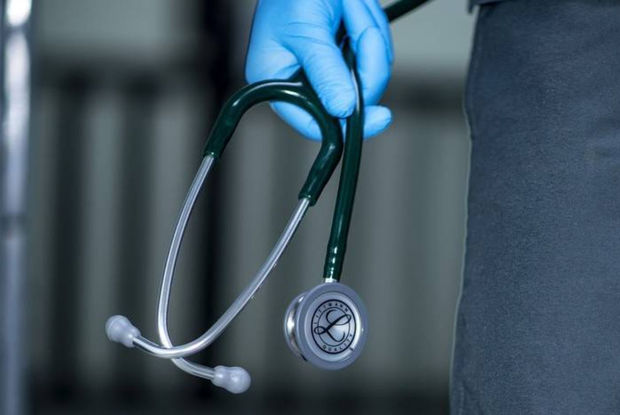 Rusiyalı arvadını müayinə etmək istəyən həkimi döydü - VİDEO