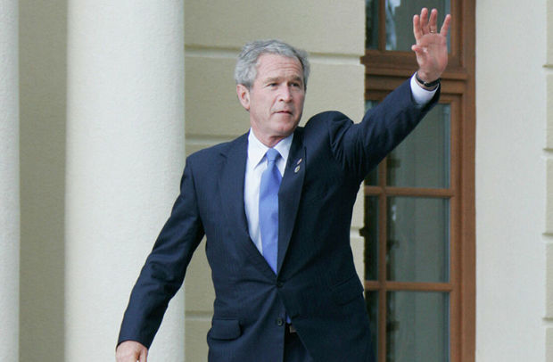 Ученый сорвал выступление Джорджа Буша, потребовав посадить его в тюрьму - ВИДЕО