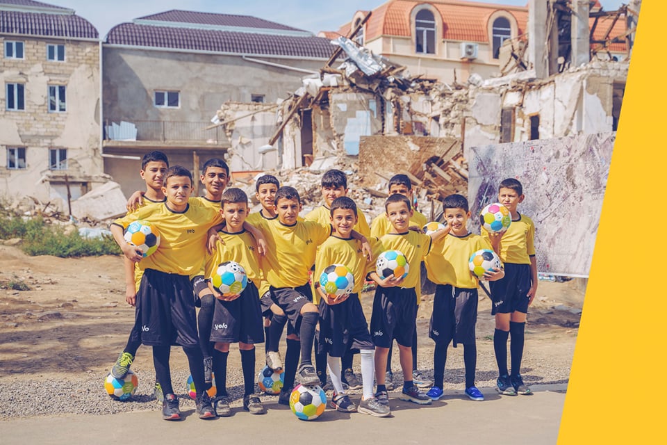 Yelo Bank-dan Gəncə məktəblilərinə dəstək