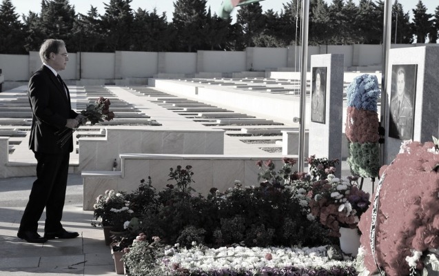 ABŞ səfiri Vətən müharibəsi şəhidlərinin xatirəsini yad etdi - Foto