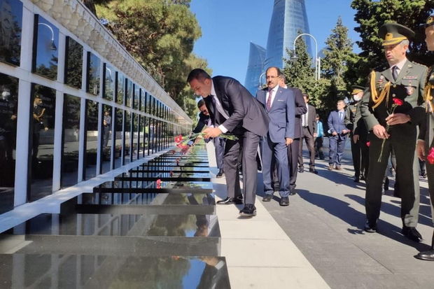 Türkiyənin Milli Müdafiə nazirinin müavini Şəhidlər Xiyabanını ziyarət edib - FOTO