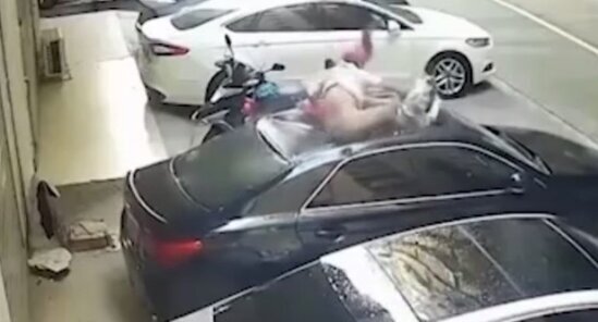 Yarıçılpaq qız binadan maşının üstünə düşdü - ANBAAN VİDEO