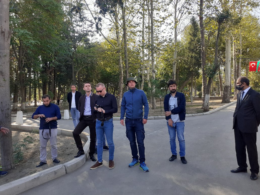 Ukraynalı jurnalistlər Gəncənin Ermənistan silahlı qüvvələri tərəfindən raket atəşinə tutulması nəticəsində dağılan əraziləri ziyarət edib - FOTO