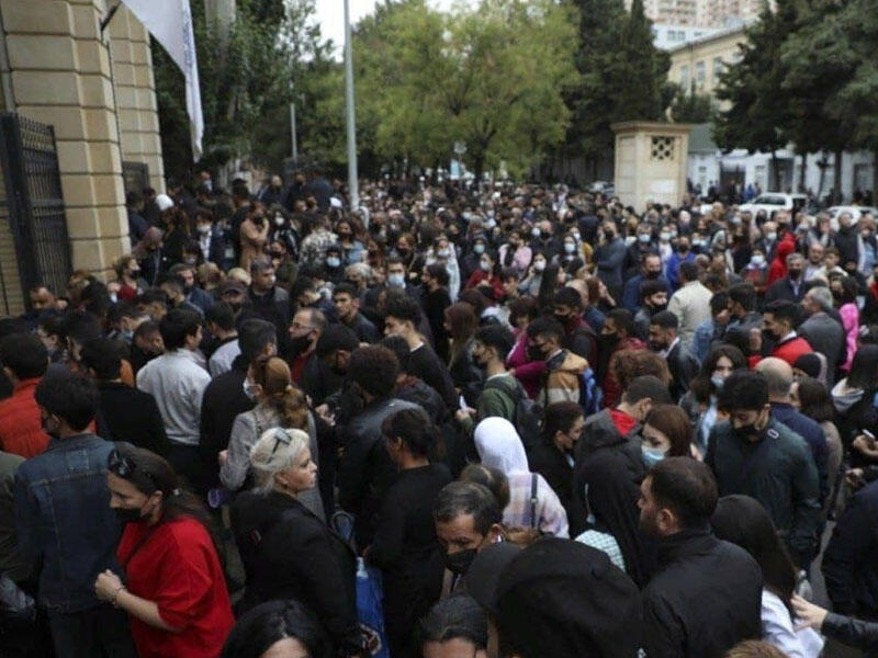 Проверка ковид-паспортов стала причиной столпотворений перед университетами в Баку - ФОТО