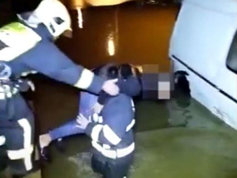 Bakıda yağış sularının içərisində qalanlar belə xilas edildi - VİDEO