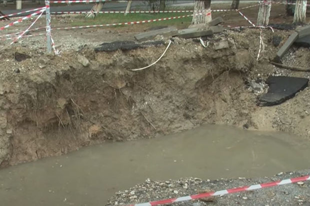 Sumqayıtda təzə təmir olunan yol niyə çökdü? - VİDEO