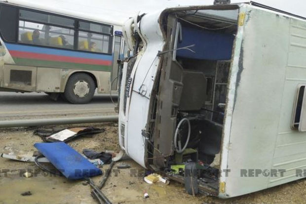 Azərbaycanda sərnişin avtobusu qəzaya uğradı: Xəsarət alanlar var - FOTO