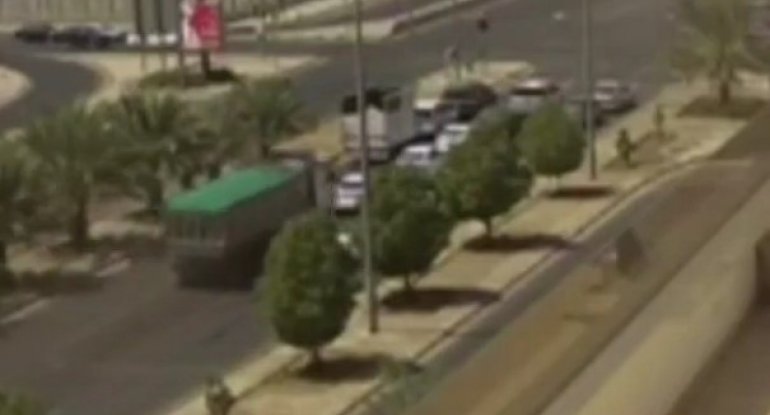Ərəb sürücü dəhşətli qəza törətdi: 10-a yaxın maşını əzdi, insanlar xəsarət aldı - VİDEO