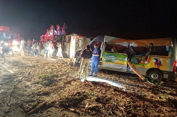 Braziliyada yük avtomobili ilə sərnişin avtobusu toqquşub: 12 nəfər həlak olub – VİDEO