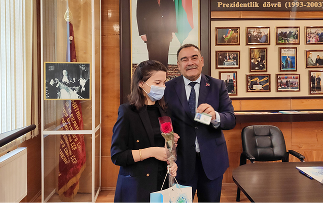 Gəncə terrorunda valideynlərini itirən Sevilə xüsusi təqaüd veriləcək - Foto