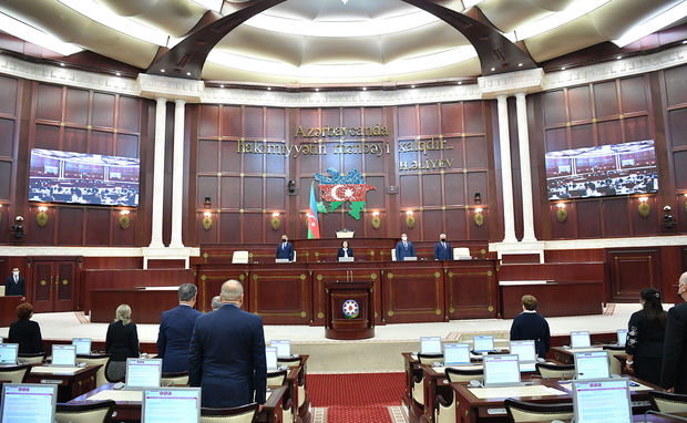 Parlamentin iclası: Dərman “davası”, 12 deputatın “aradan çıxması” – REPORTAJ