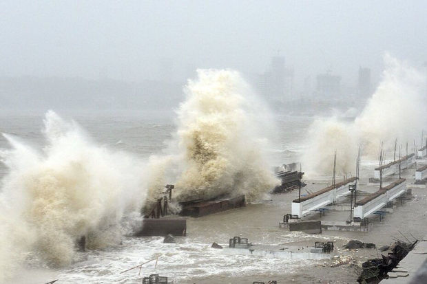 Omanda güclü fırtına üç nəfərin həyatına son qoyub - VİDEO