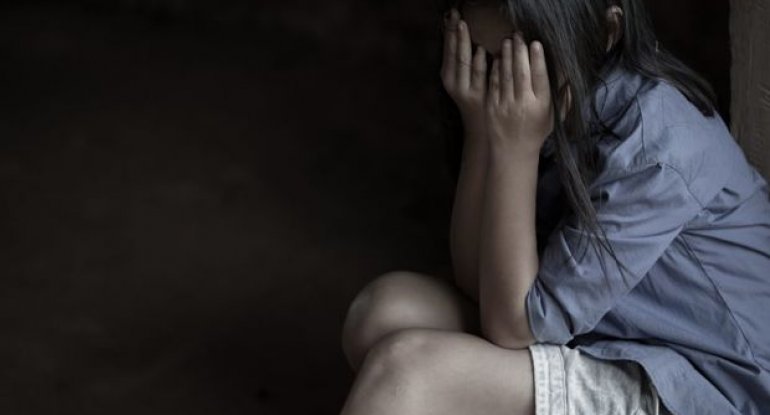 Bakıda iki azyaşlı qızına təcavüz edən ata hakim qarşısında