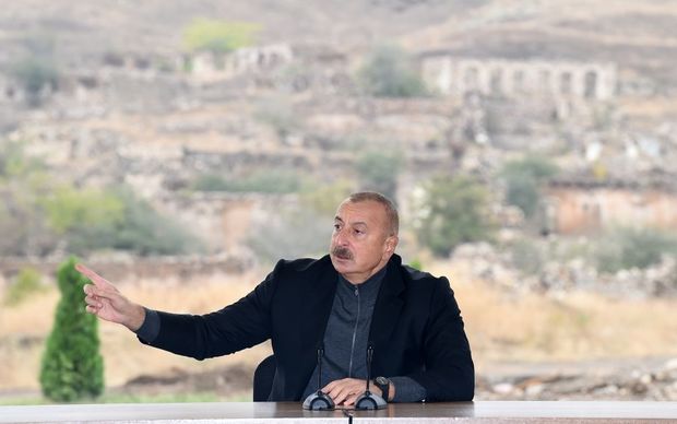 İlham Əliyev: “Bəzi xarici dairələr bəzi yerli satqınların əli ilə məni devirmək istəyirdilər”