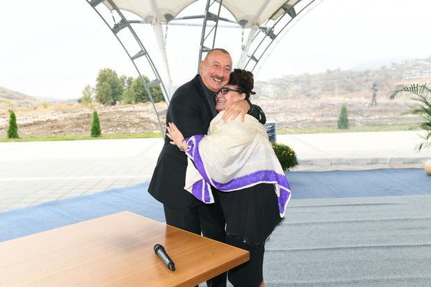 Prezident “dəmir yumruğu” öpmək istəyən Əməkdar artisti bağrına basdı - VİDEO