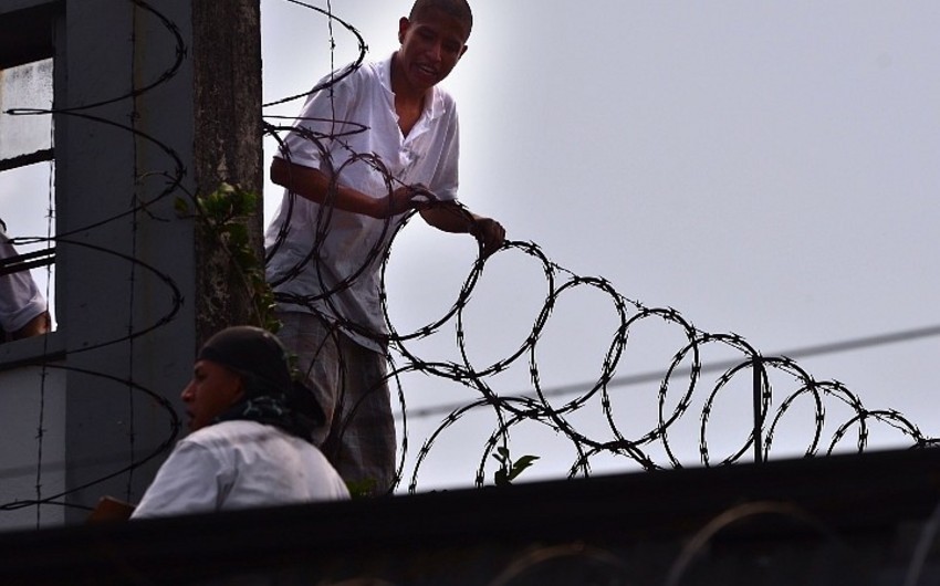 Fransada iki həbsxana mühafizəçisi girov götürülüb