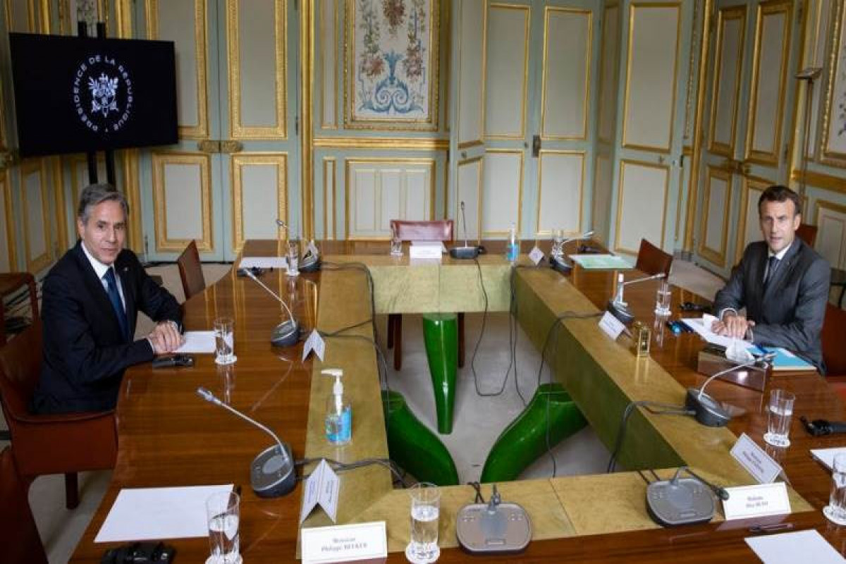 Makron ABŞ dövlət katibi ilə görüşüb