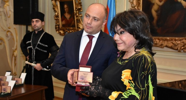 Flora Kərimovaya “Şərəf” ordeni təqdim olunub