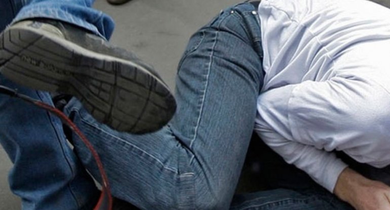 Qubada qohumunun arvadı ilə qaçan şəxsi döyüb öldürənlər yenidən hakim qarşısında